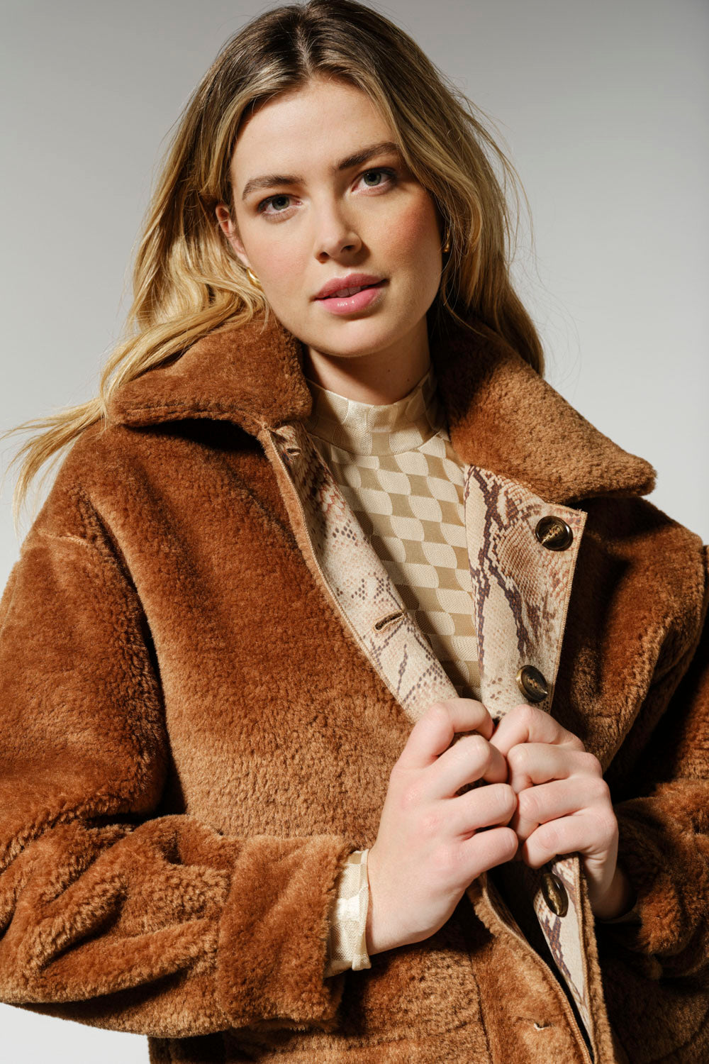 Coat Bonded Suedine Snake - Bruin