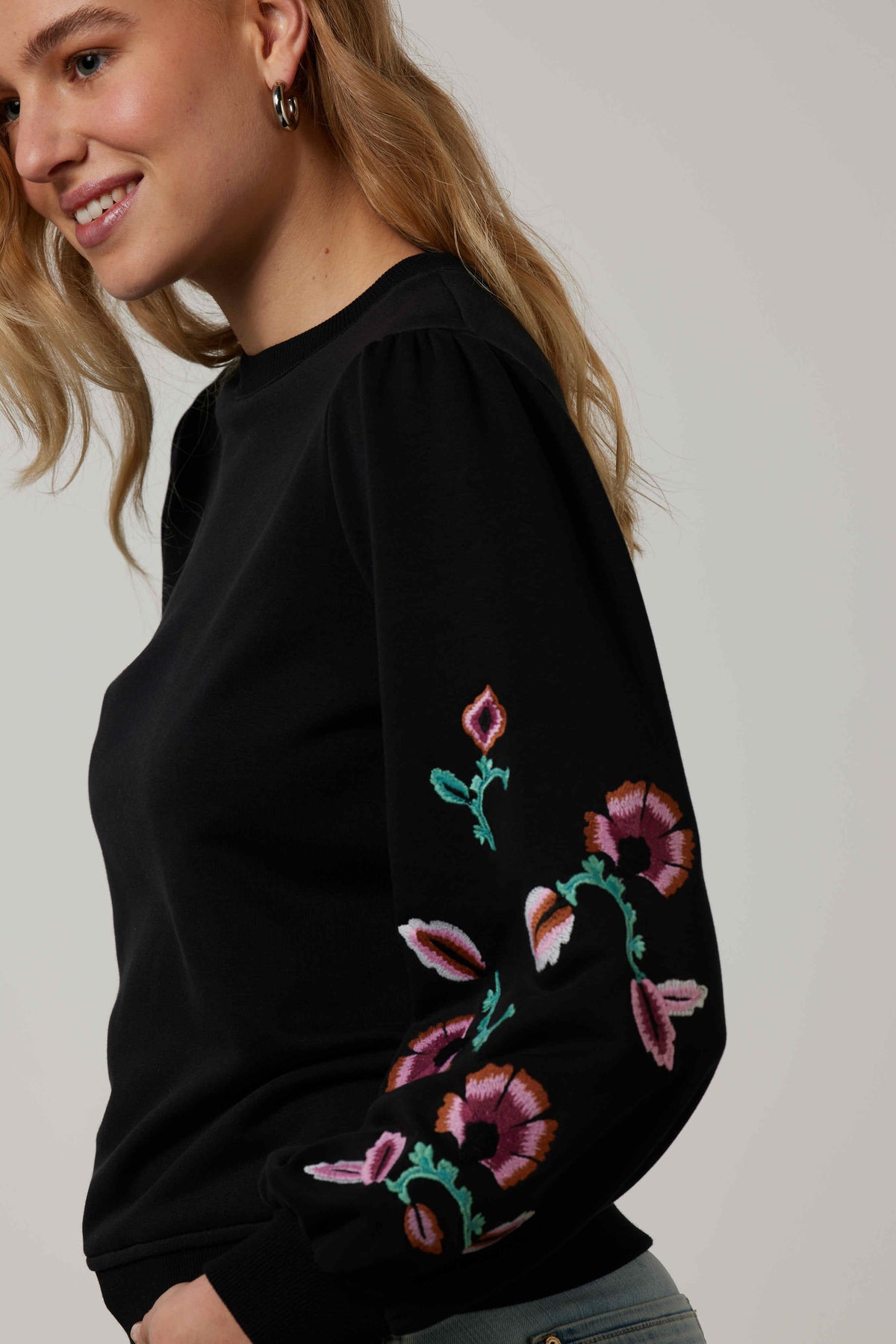 Sweater Puff Shoulder Flower - Zwart