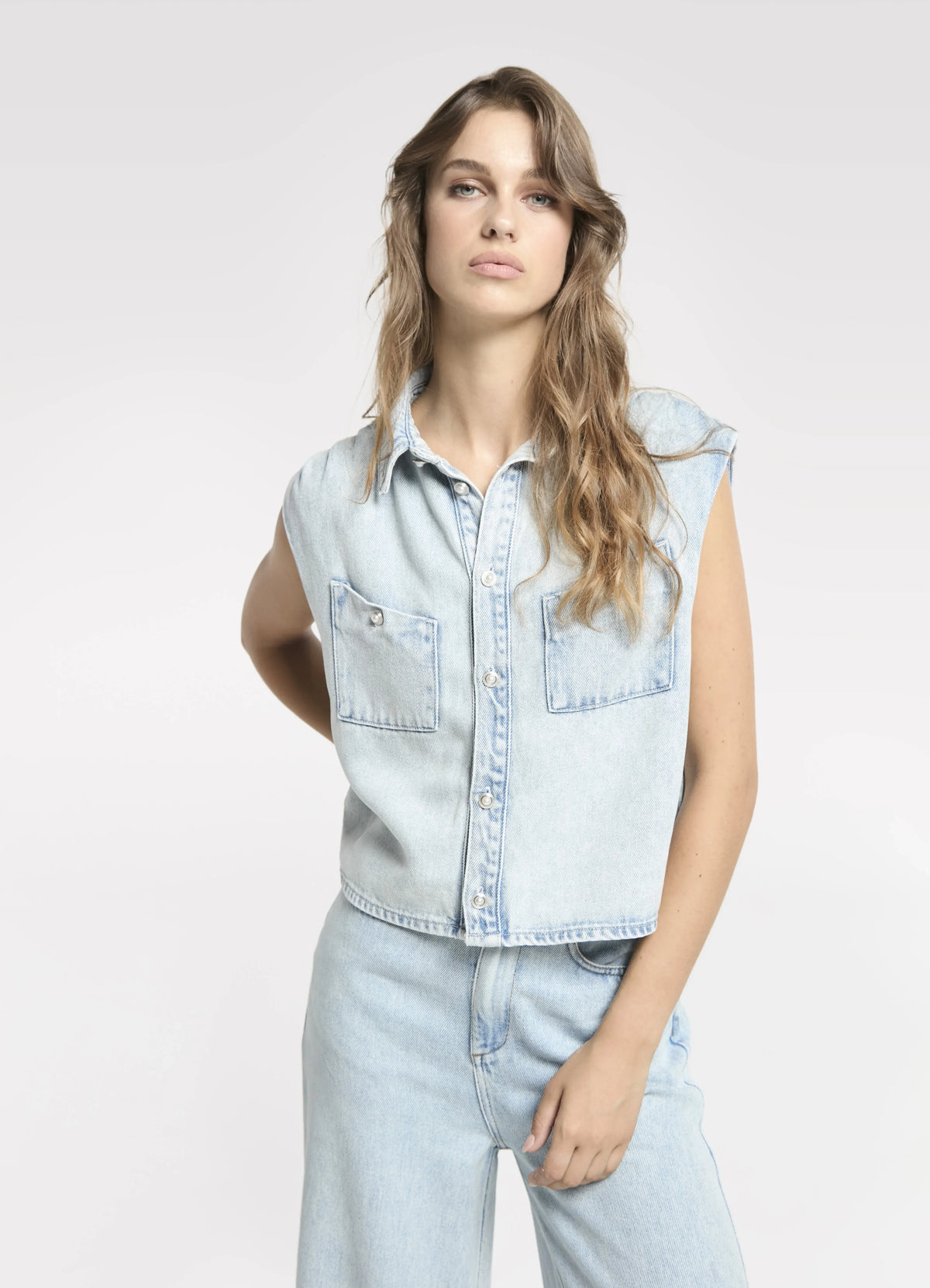Sleeveless Denim Blouse With Pleats - Blauw